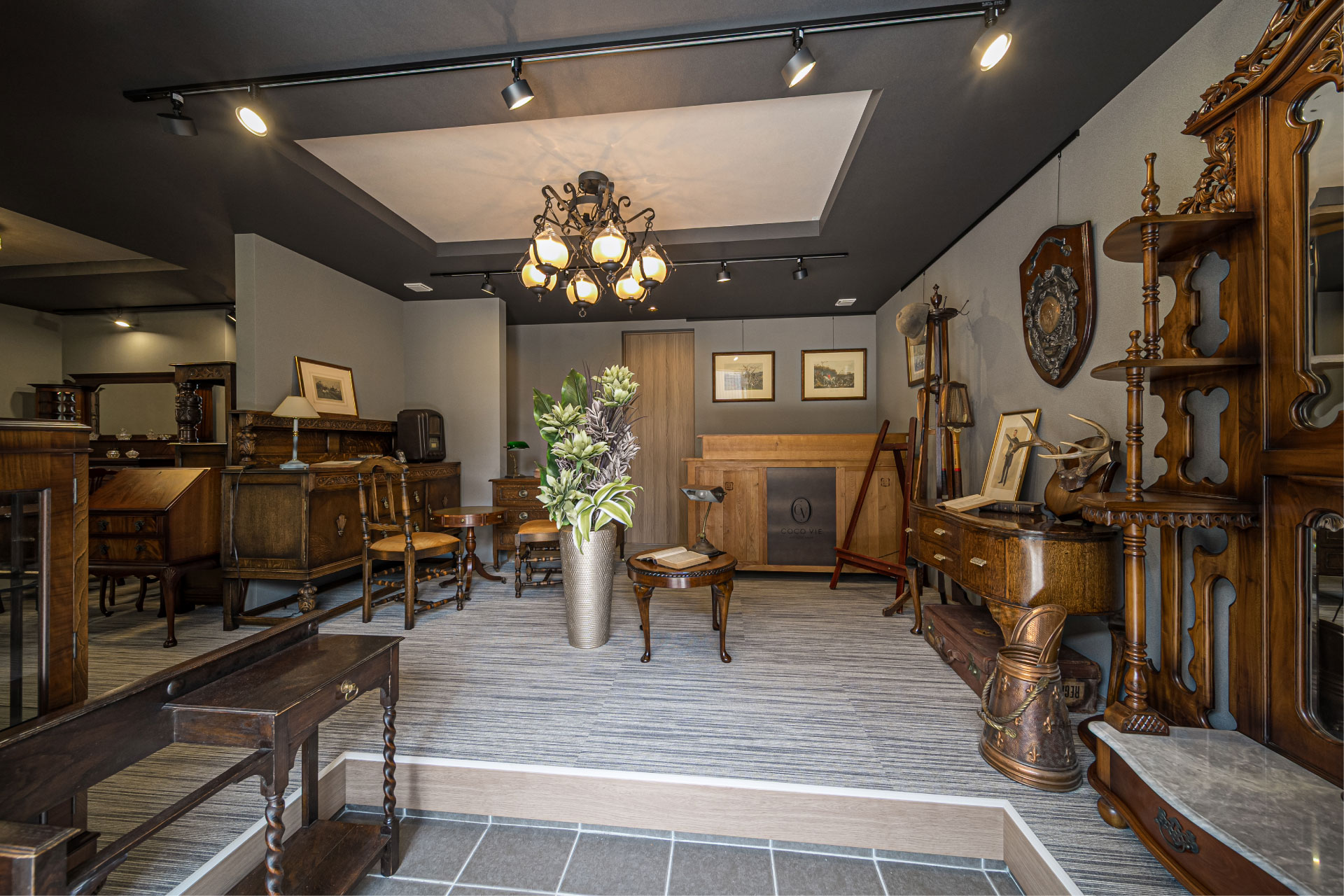COCO VIE ココ・ヴィエ ～ANTIQUE SHOP～ ︎ 希少価値の高いローズウッド、重厚で深みを湛えるマホガニー、温もり豊かなウォールナット。時を経てなお美しさを放つ銘木家具を厳選して取り揃えました。県内でもめったに出会えない有名ブランドのヴィンテージ家具も多数入荷。 一点ものの価値ある出会いを、ぜひ暮らしの中に取り入れてみませんか。